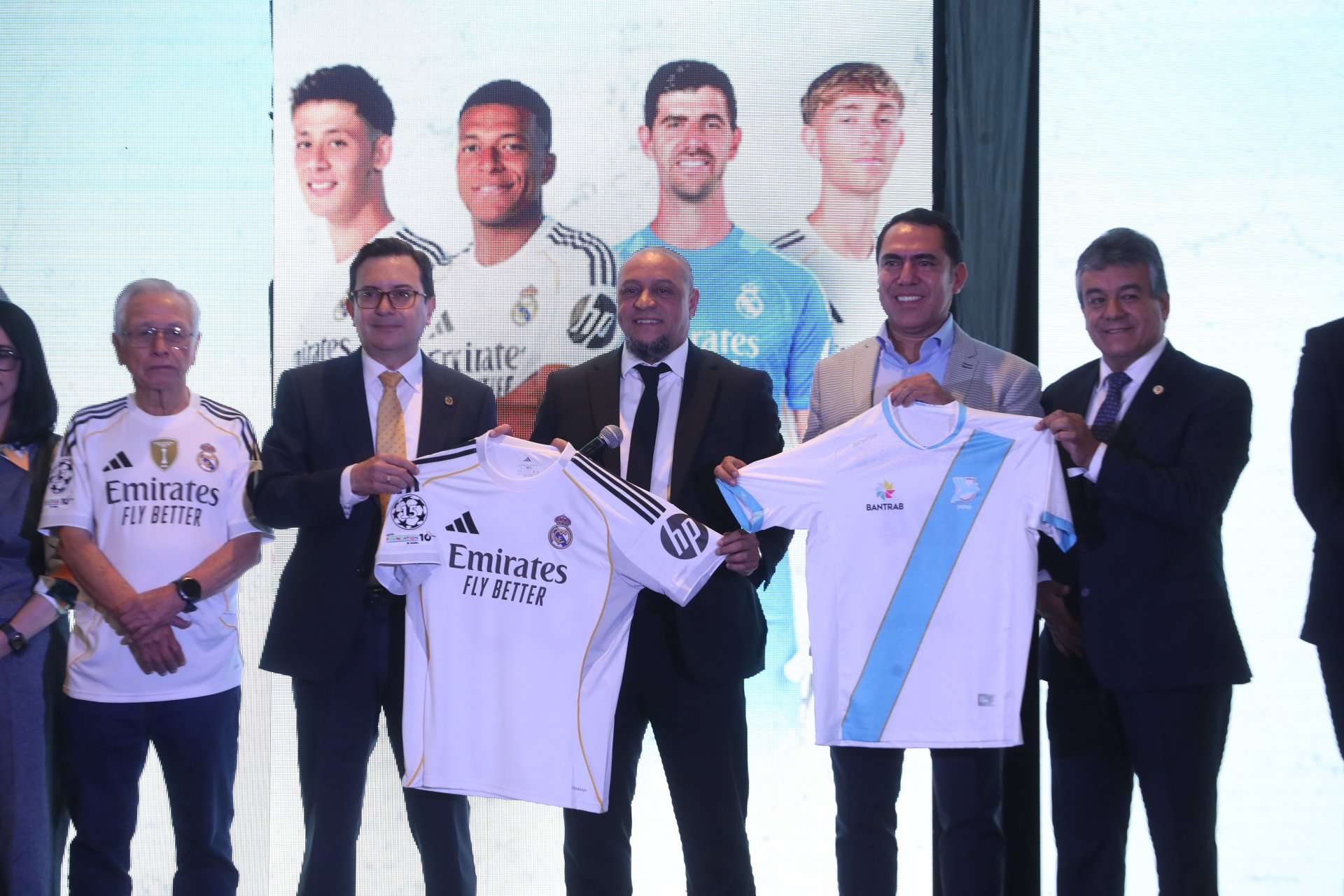 Roberto Carlos destaca la pasión futbolística de Guatemala durante su visita oficial
