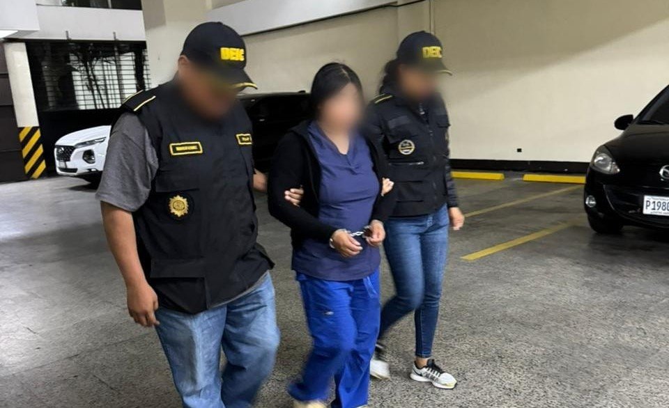 Juez liga a proceso a mujer por ataques contra agentes de la PNC vinculados al Barrio 18