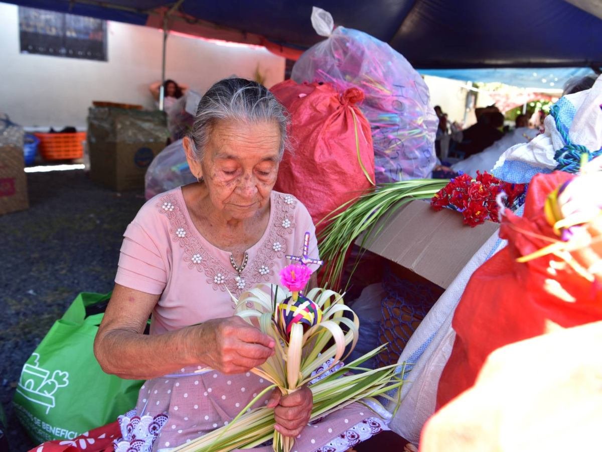Artesanos de Yucuaiquín preparan palmas tradicionales para el Domingo de Ramos en San Salvador