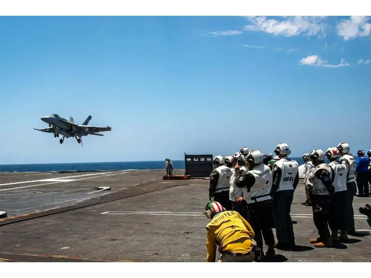 Mandos militares salvadoreños fortalecen cooperación en portaaviones de EE. UU. durante Southern Seas 2026