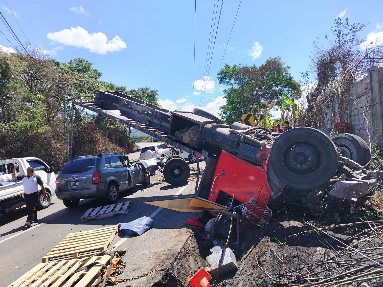 Camión vuelca en ruta a El Salvador y genera daños materiales y congestión vial en Santa Rosa