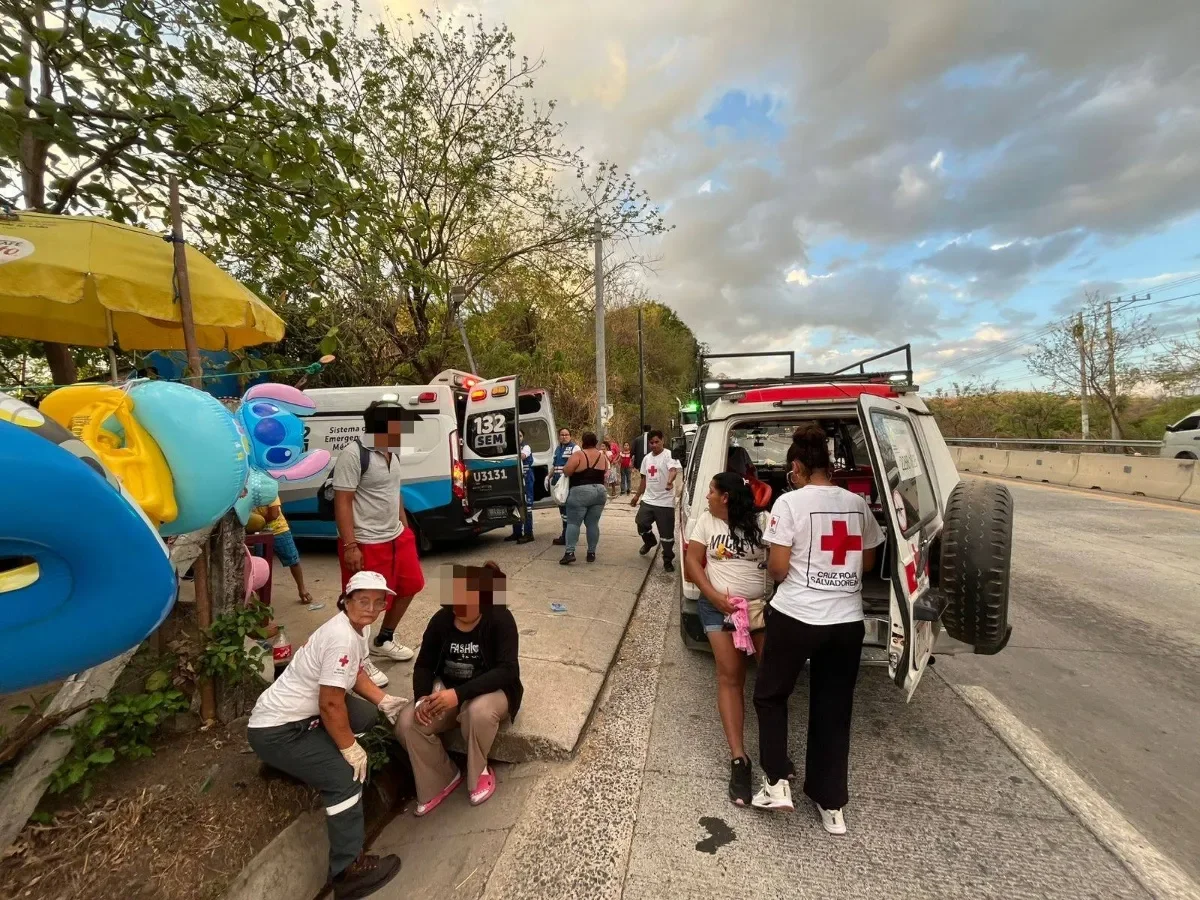 Dos fallecidos y múltiples lesionados en cadena de accidentes viales al inicio del feriado en El Salvador