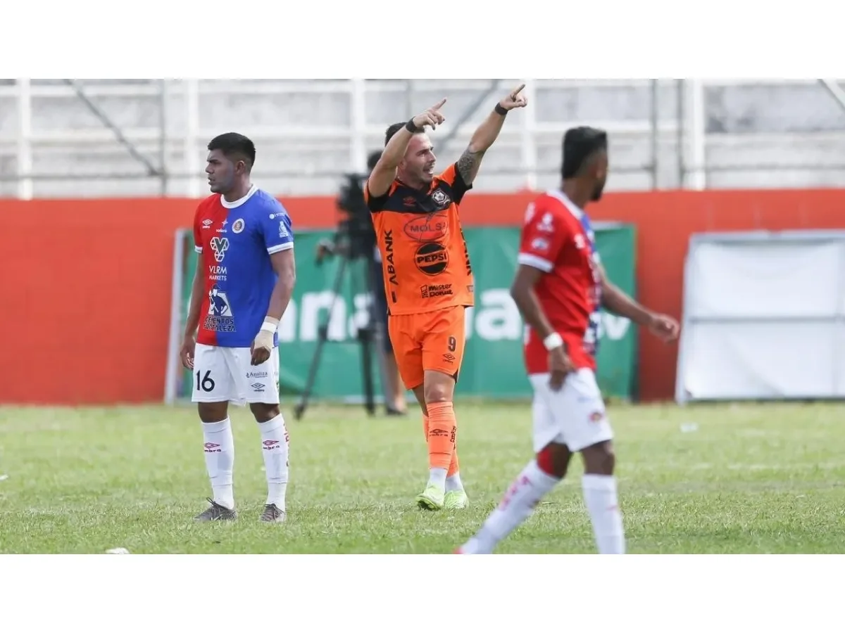Águila derrota 3-0 a FAS y pone fin a su invicto en el Clásico Nacional