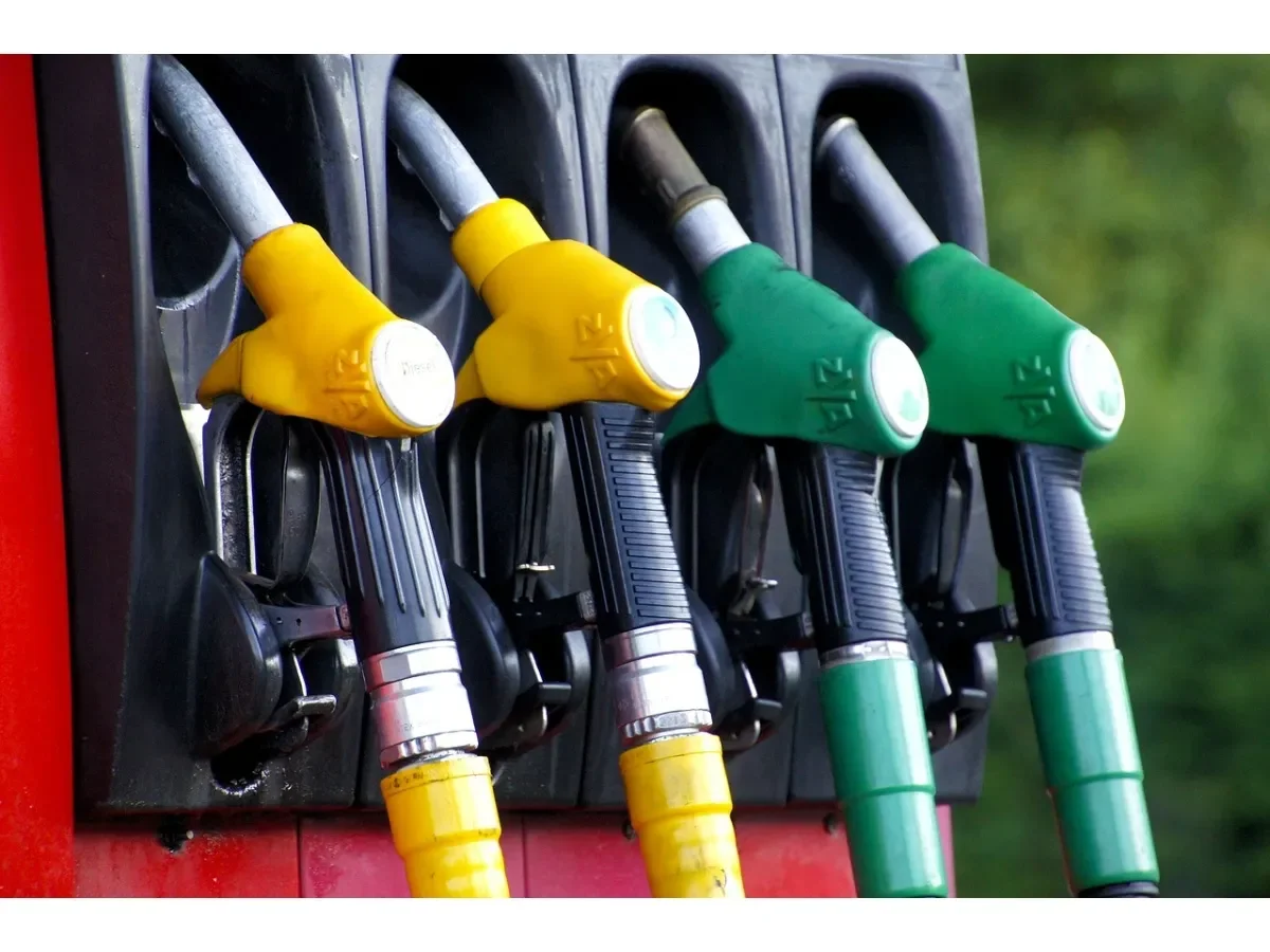 Precios del petróleo suben más de 48% tras un mes de conflicto en Medio Oriente y sacuden mercados globales