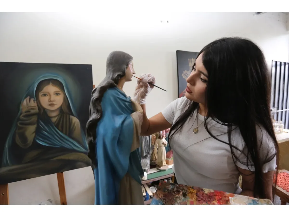 Ana María: Restauración de imágenes religiosas entre arte, fe y diseño en El Salvador