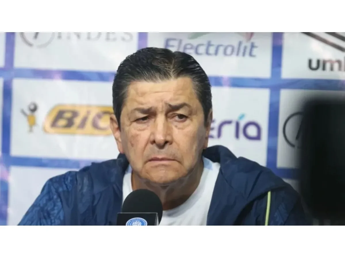 Federación de Fútbol de Guatemala confirma estabilidad médica y niega renuncia de Luis Fernando Tena
