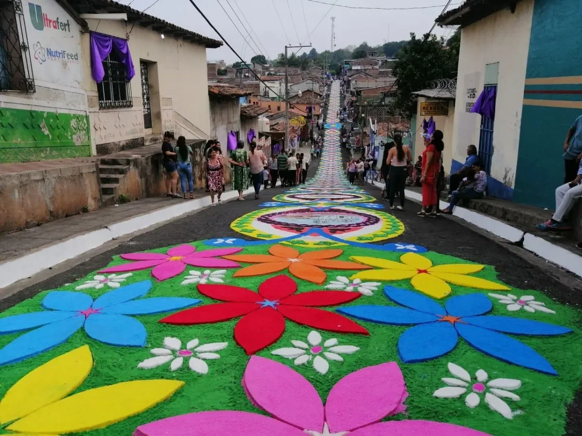 Cinco destinos emblemáticos para admirar las alfombras de Semana Santa en El Salvador