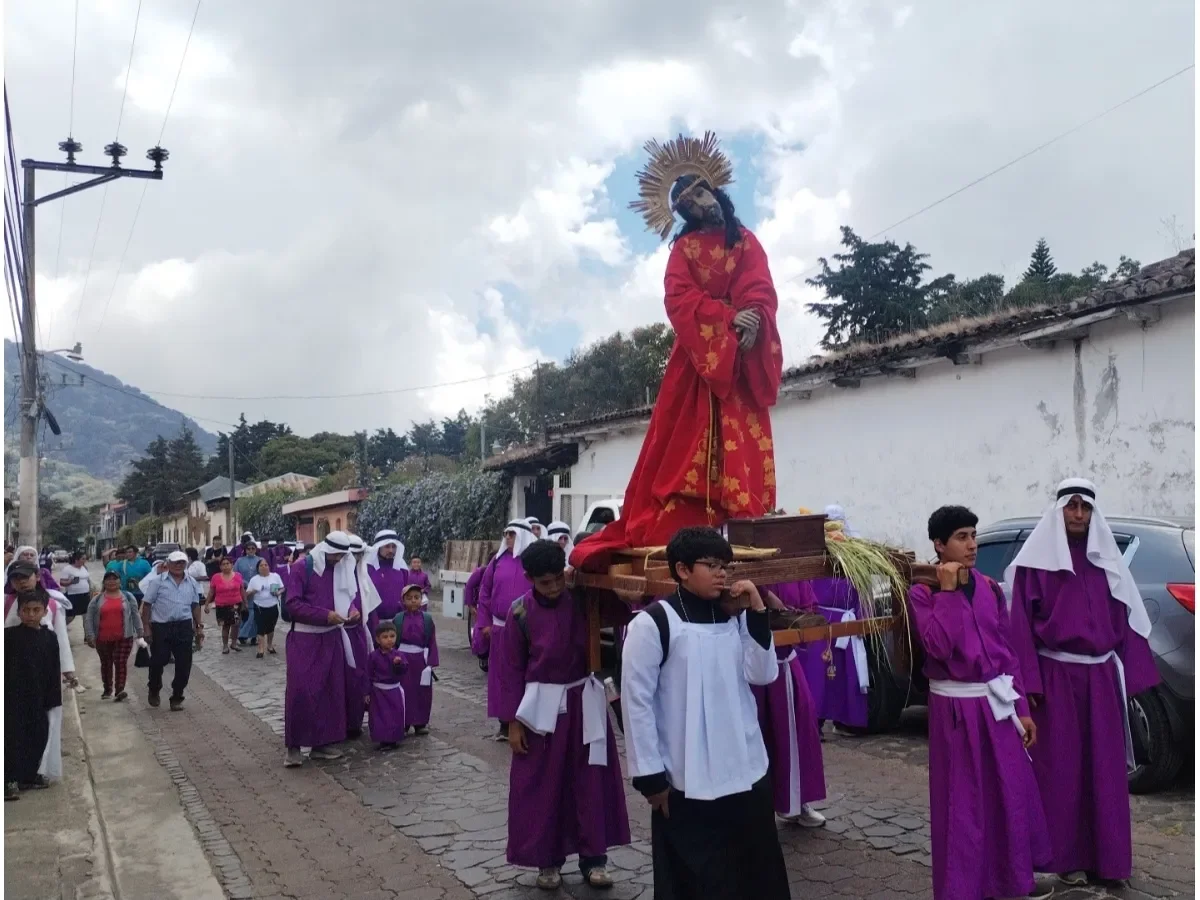 Apaneca conmemora el Martes Santo con la tradicional procesión de Jesús en la Sombra