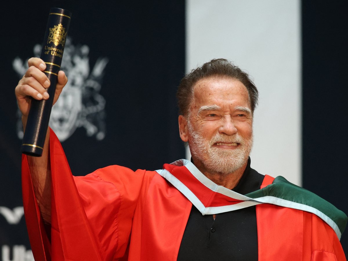 Arnold Schwarzenegger recibe doctorado honoris causa en Belfast por su trayectoria global