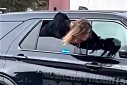 Impactante escape de mujer esposada por la ventana de patrulla en Michigan