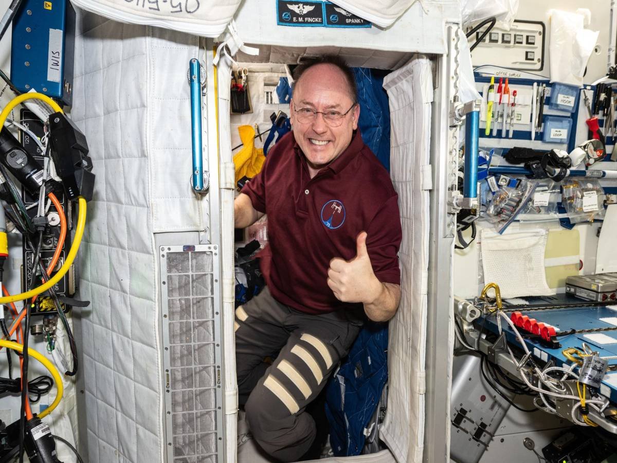 Astronauta estadounidense pierde el habla en la Estación Espacial y regresa anticipadamente a la Tierra