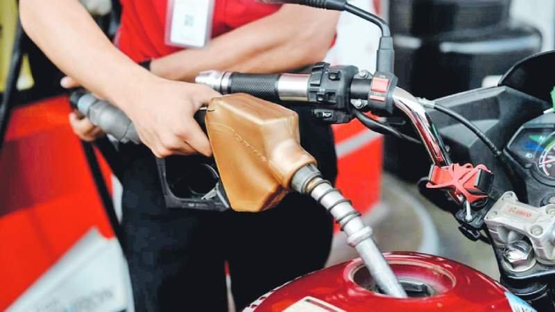 Precio de la gasolina en EE. UU. supera los $4 por galón por primera vez desde 2022 ante tensiones globales