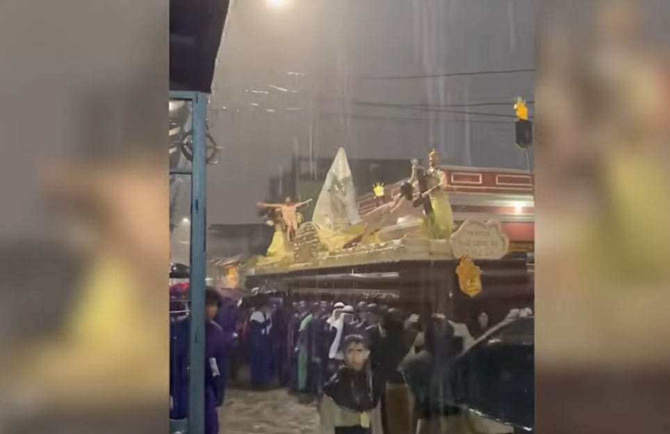 Devoción y tradición: Procesión de Jesús de la Caída se realiza bajo intensas lluvias en Ciudad Vieja
