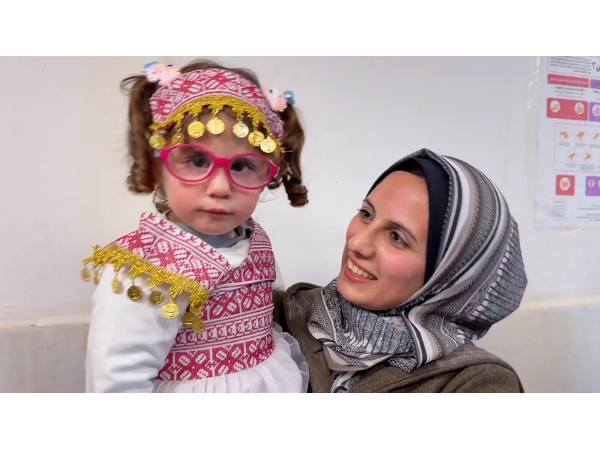 Reencuentro tras la guerra: madre palestina recupera a su hija evacuada de Gaza después de dos años