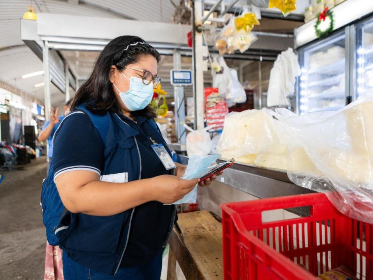 Defensoría del Consumidor detecta alimentos vencidos en restaurantes durante inspecciones de Semana Santa