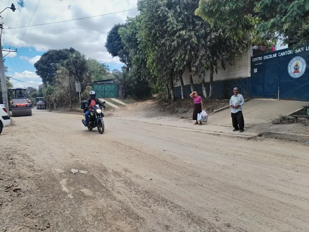 Habitantes de Santa Ana Oeste denuncian abandono de obra vial que afecta a comunidad y escuela local