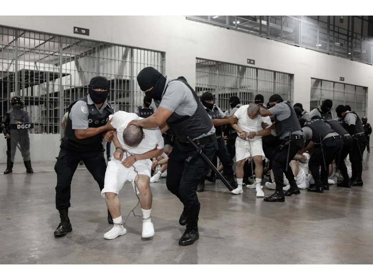 Congresistas estadounidenses exigen transparencia sobre salvadoreños detenidos en CECOT