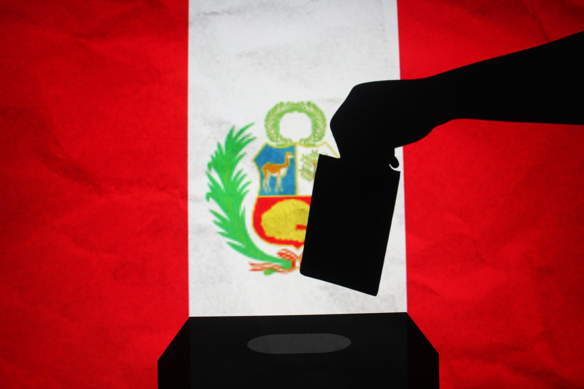 Elecciones en Perú: Reñida contienda abre paso a candidato sorpresa y voto indeciso