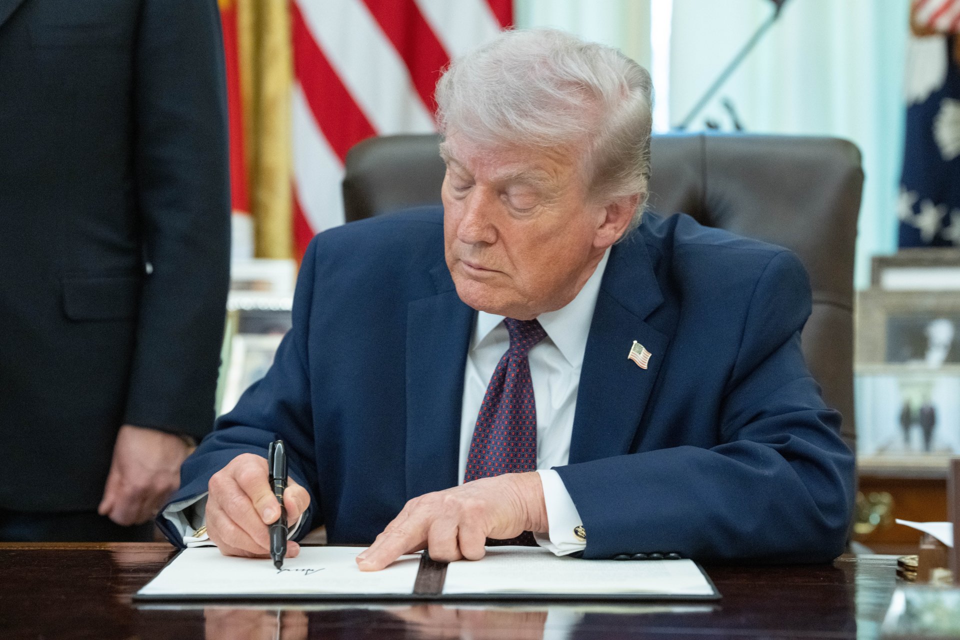 Trump anuncia posible alto el fuego con Irán condicionado a reapertura del estrecho de Ormuz