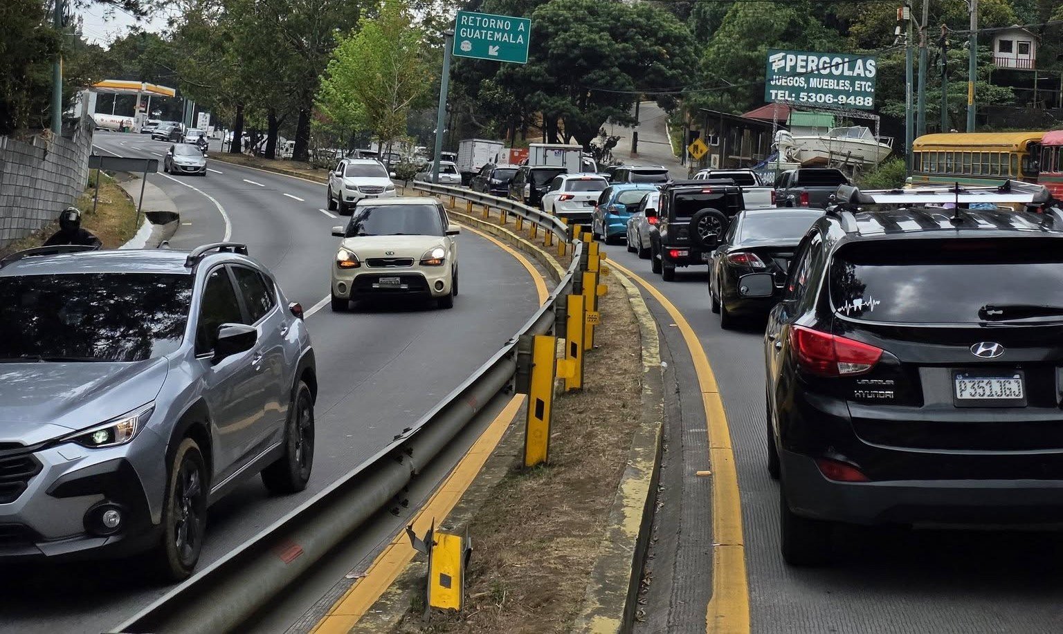 Éxodo masivo por Semana Santa provoca congestionamientos en salidas de la capital guatemalteca