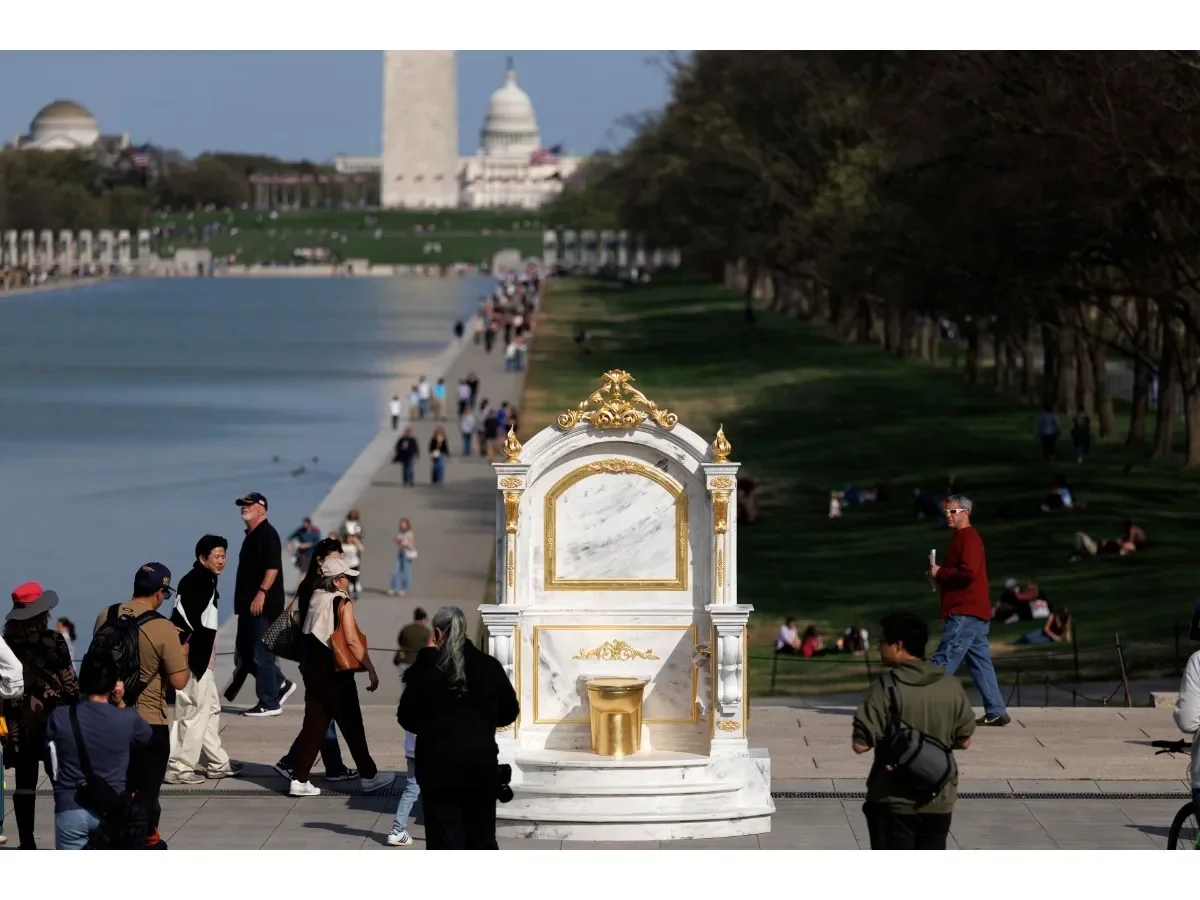 Instalan escultura satírica frente al Monumento a Lincoln en Washington en protesta contra Trump