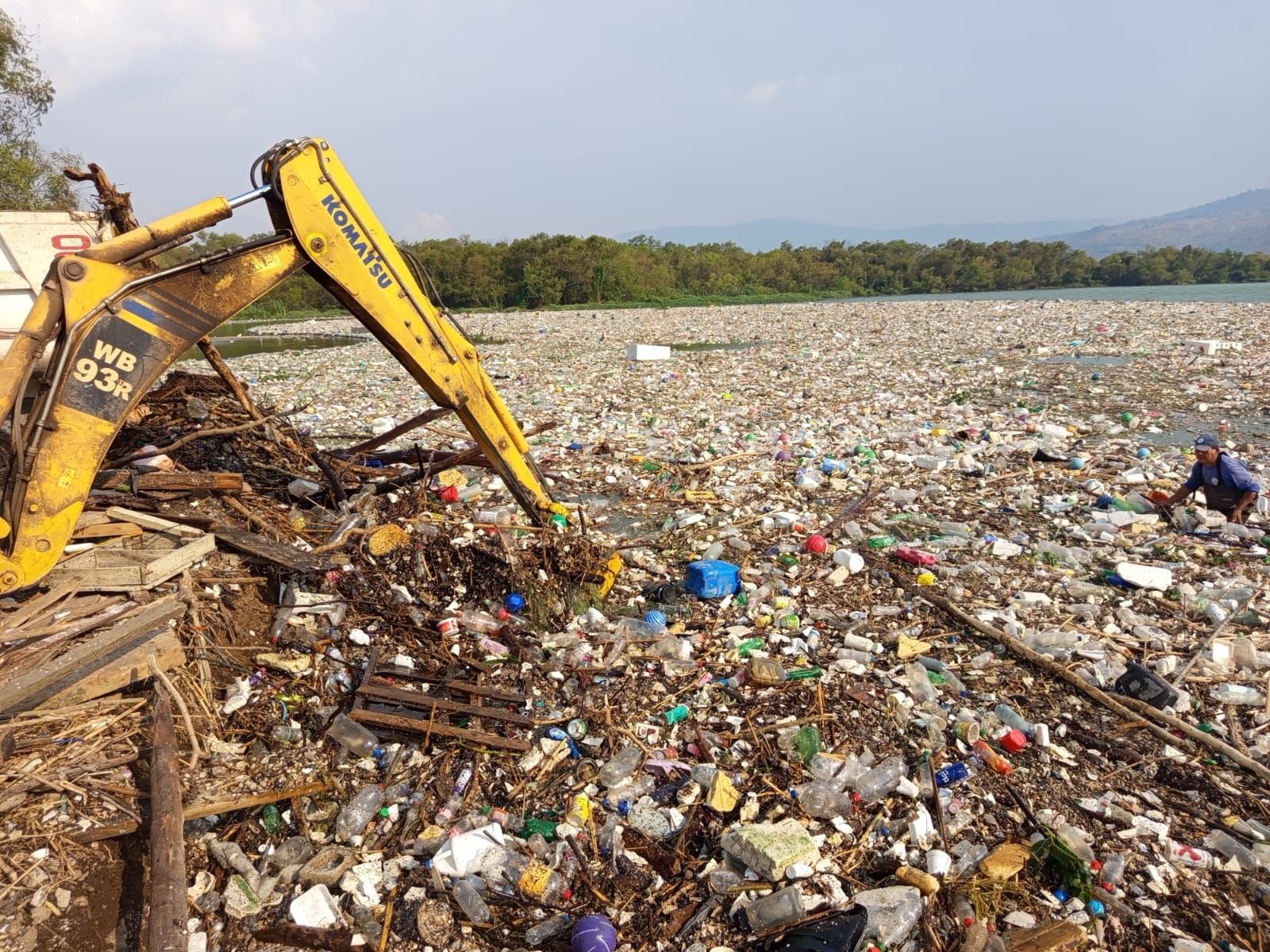 Lluvias intensas arrastran cerca de 200 camionadas de basura al lago de Amatitlán