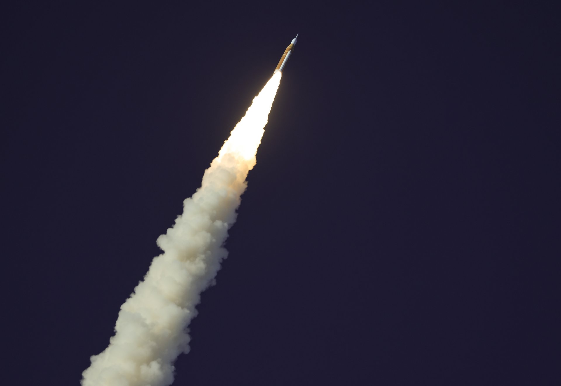 Tripulación de la nave Orión inicia primeras horas en órbita terrestre antes de misión lunar