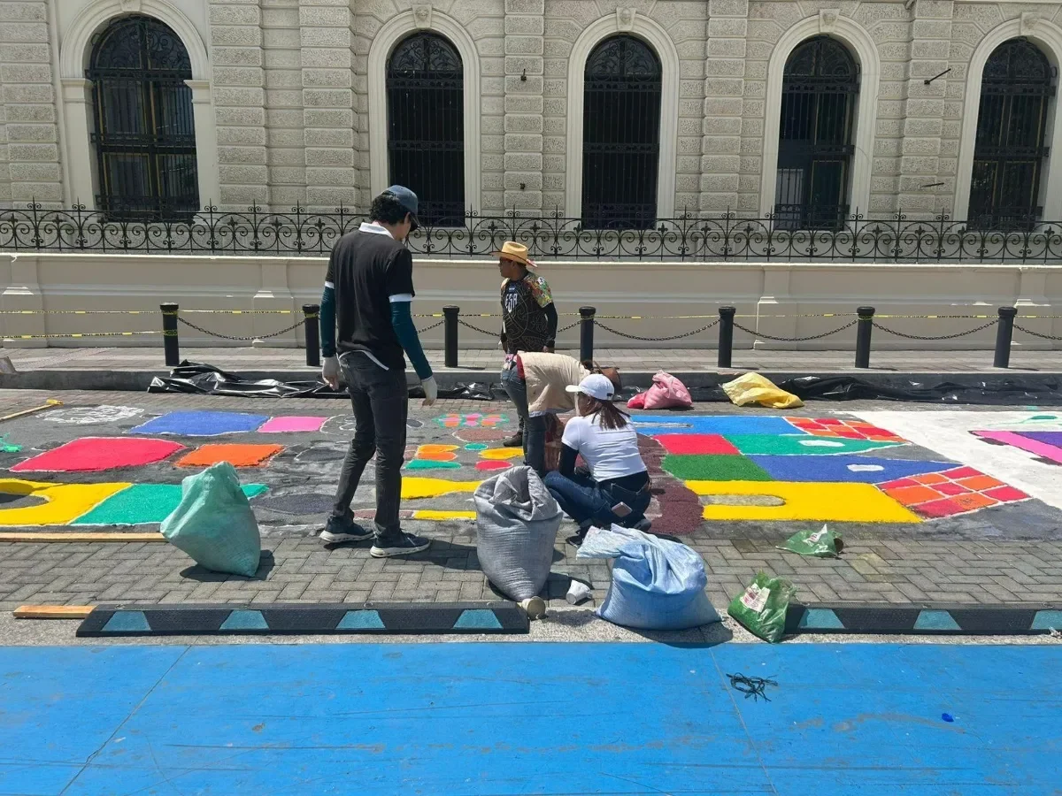Reanudan elaboración de alfombras de sal en el Centro Histórico tras daños por lluvias