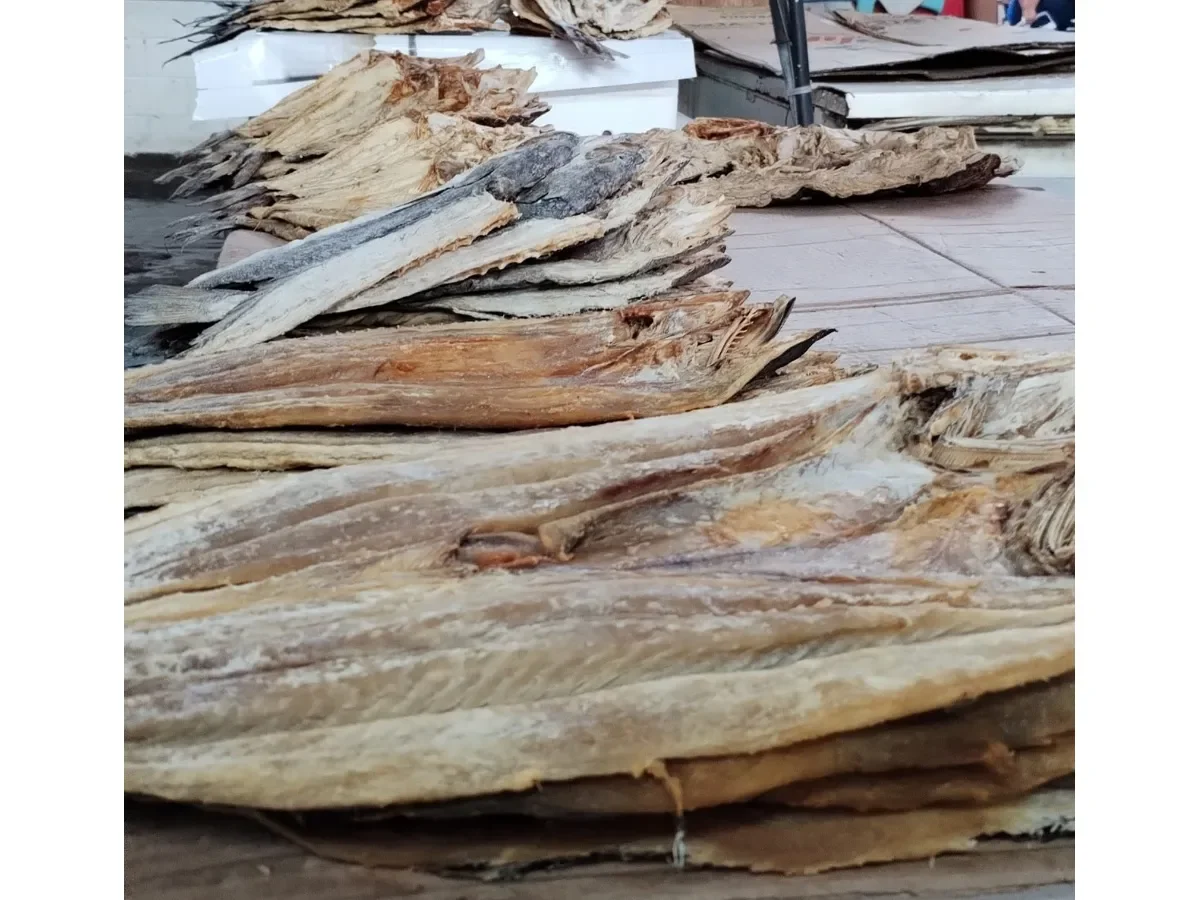 Precios elevados del pescado seco afectan ventas en mercados de San Salvador y oriente del país
