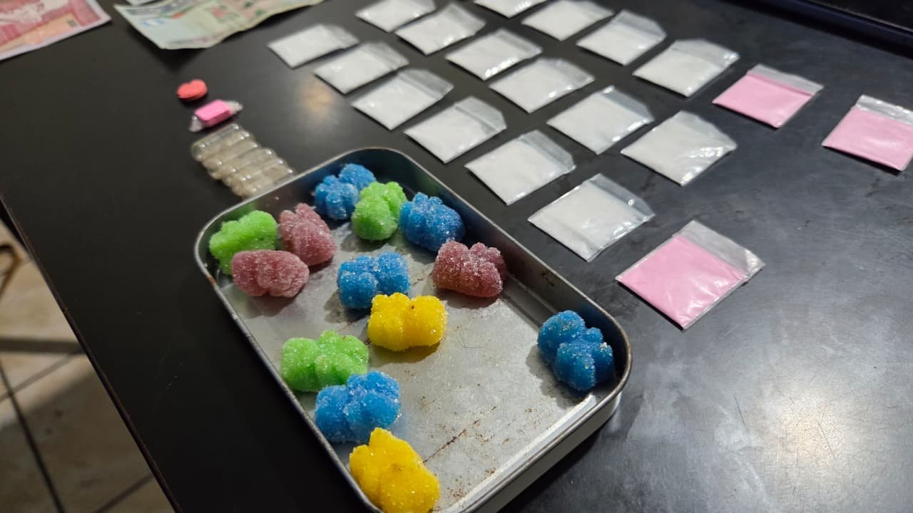 Capturan en Sololá a hombre que distribuía LSD en gomitas de oso en bares locales