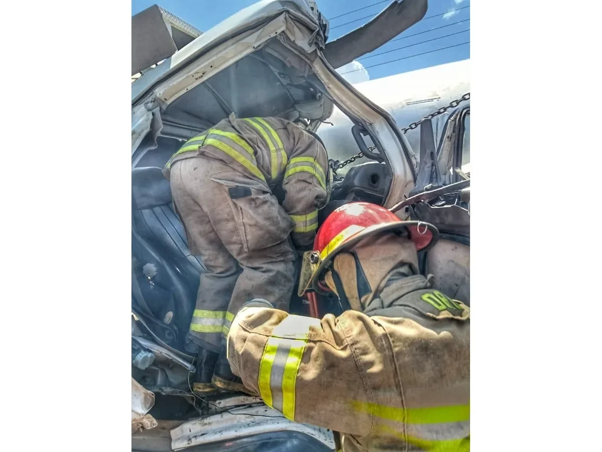 Choque entre dos camiones en Atiquizaya deja a una persona atrapada y moviliza a Bomberos