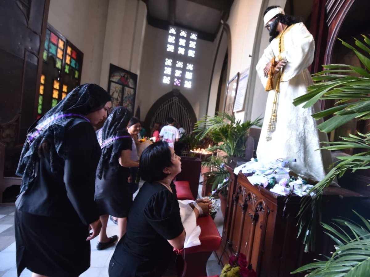 Tradición y fe: penitentes recorren la Calle de la Amargura en San Salvador durante Jueves Santo