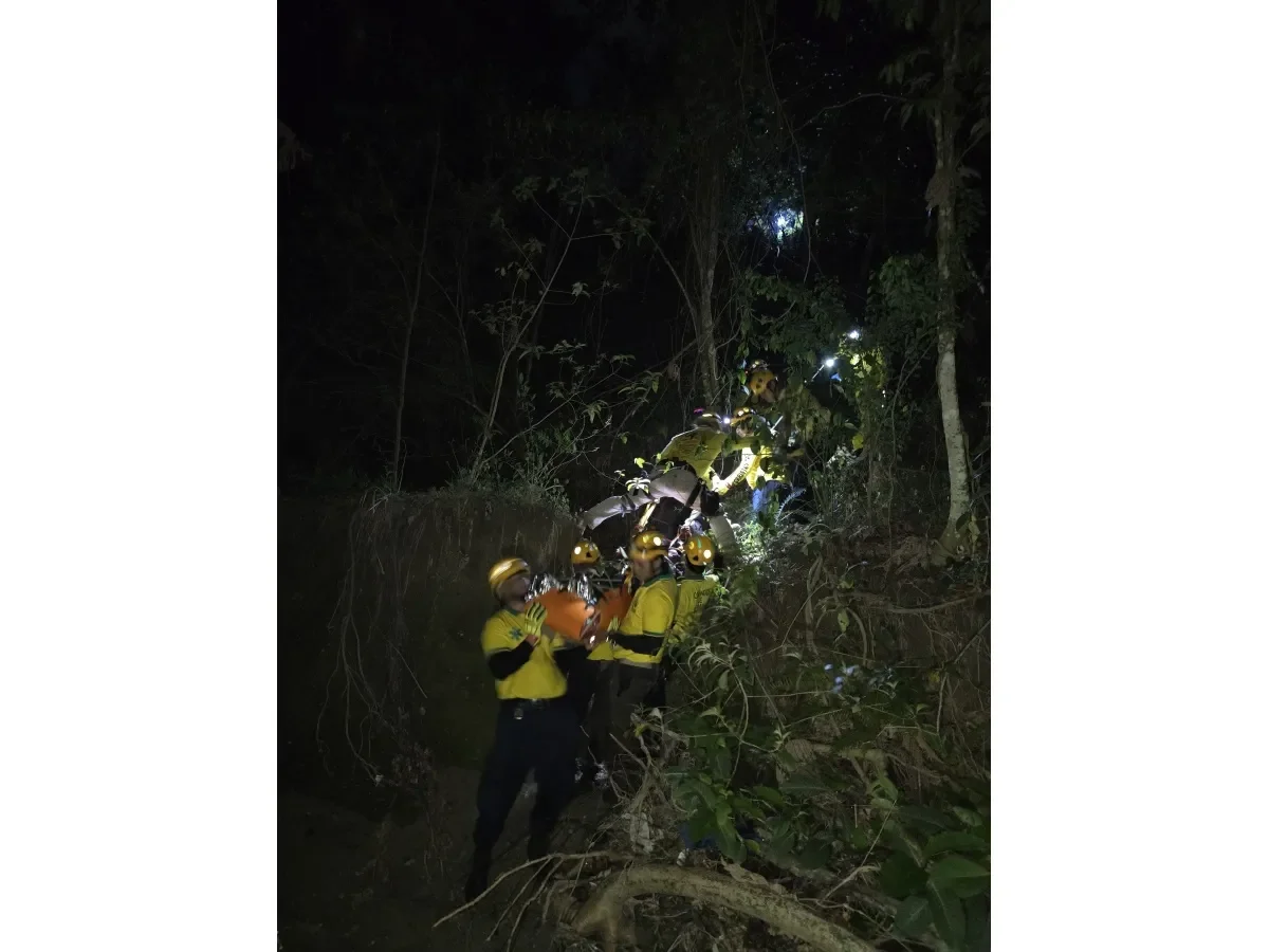 Rescatan a joven tras caer a barranco en San Bartolo en operación de cinco horas