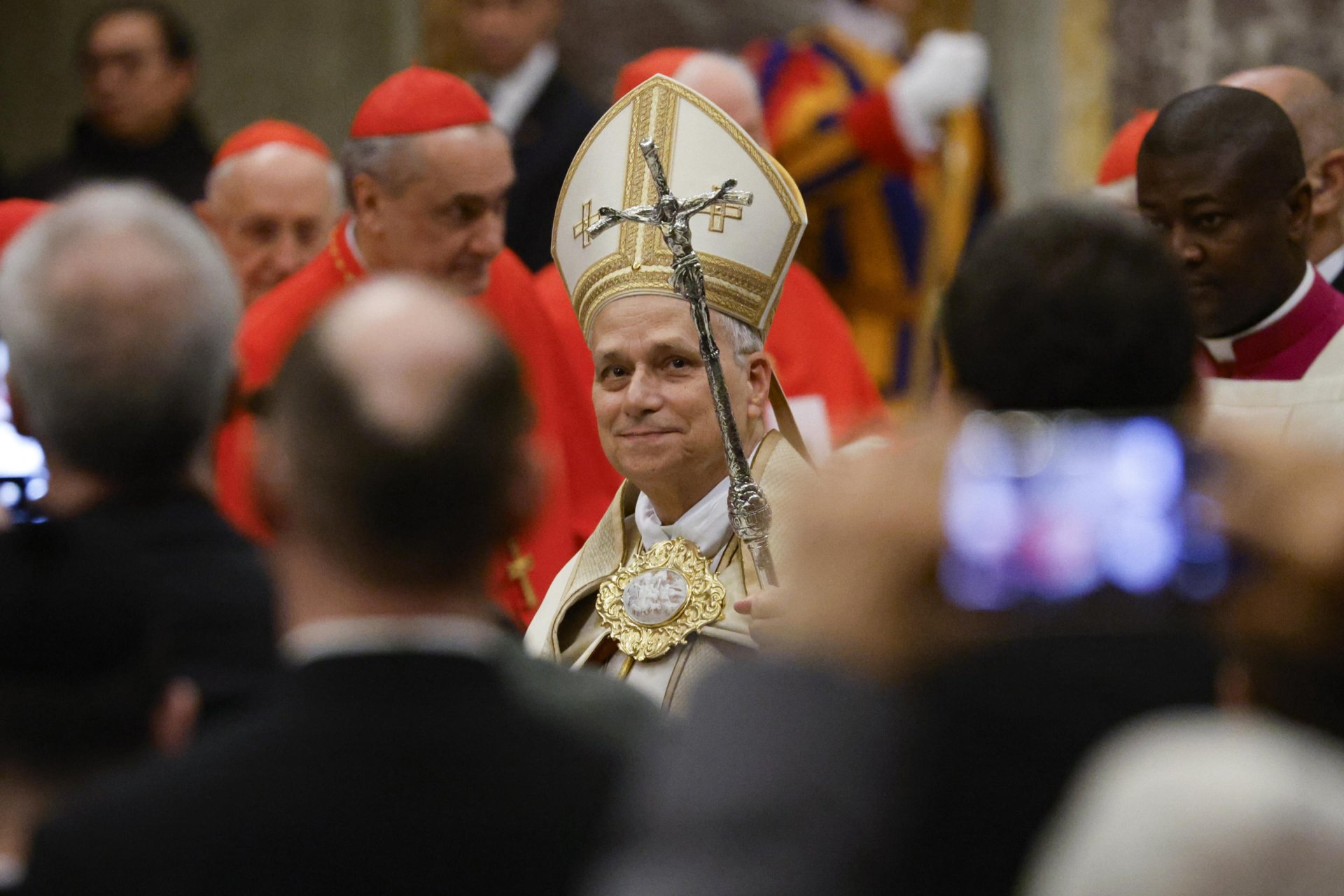 El papa León XIV lidera el Vía Crucis en el Coliseo de Roma cargando la cruz en cada estación