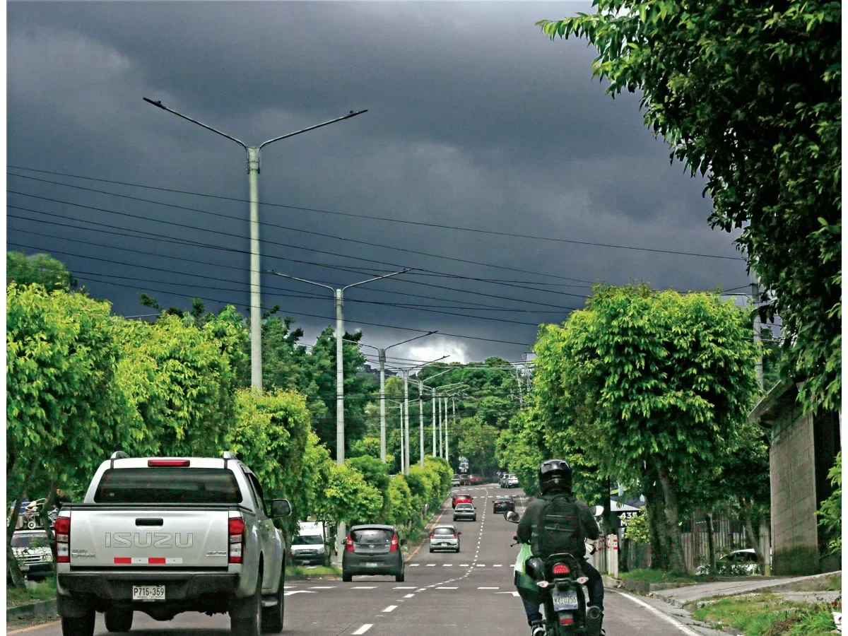 Persisten las lluvias este viernes en varias regiones de El Salvador, con actividad eléctrica y temperaturas cálidas