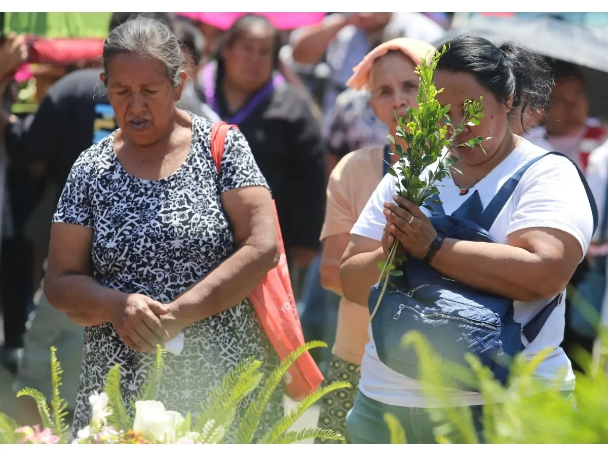 Penitentes renuevan su fe en la Iglesia El Calvario con actos de devoción en Viernes Santo