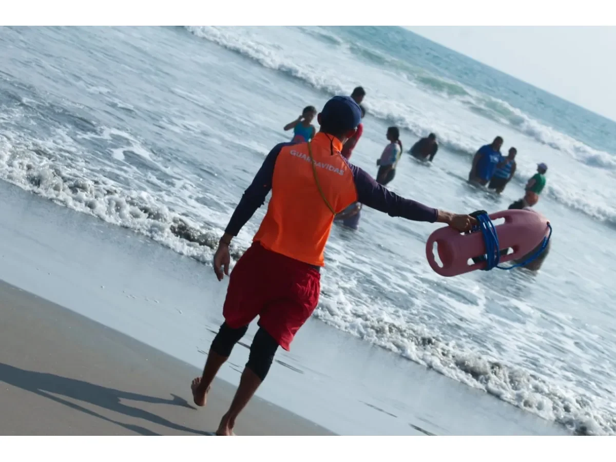 Guardavidas reportan al menos siete rescates en playas y lagos de El Salvador este Viernes Santo