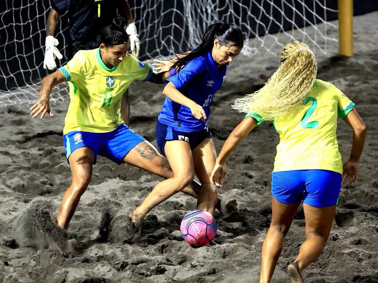 La Selecta femenina de fútbol playa derrota a Brasil y consigue su primera victoria en el torneo