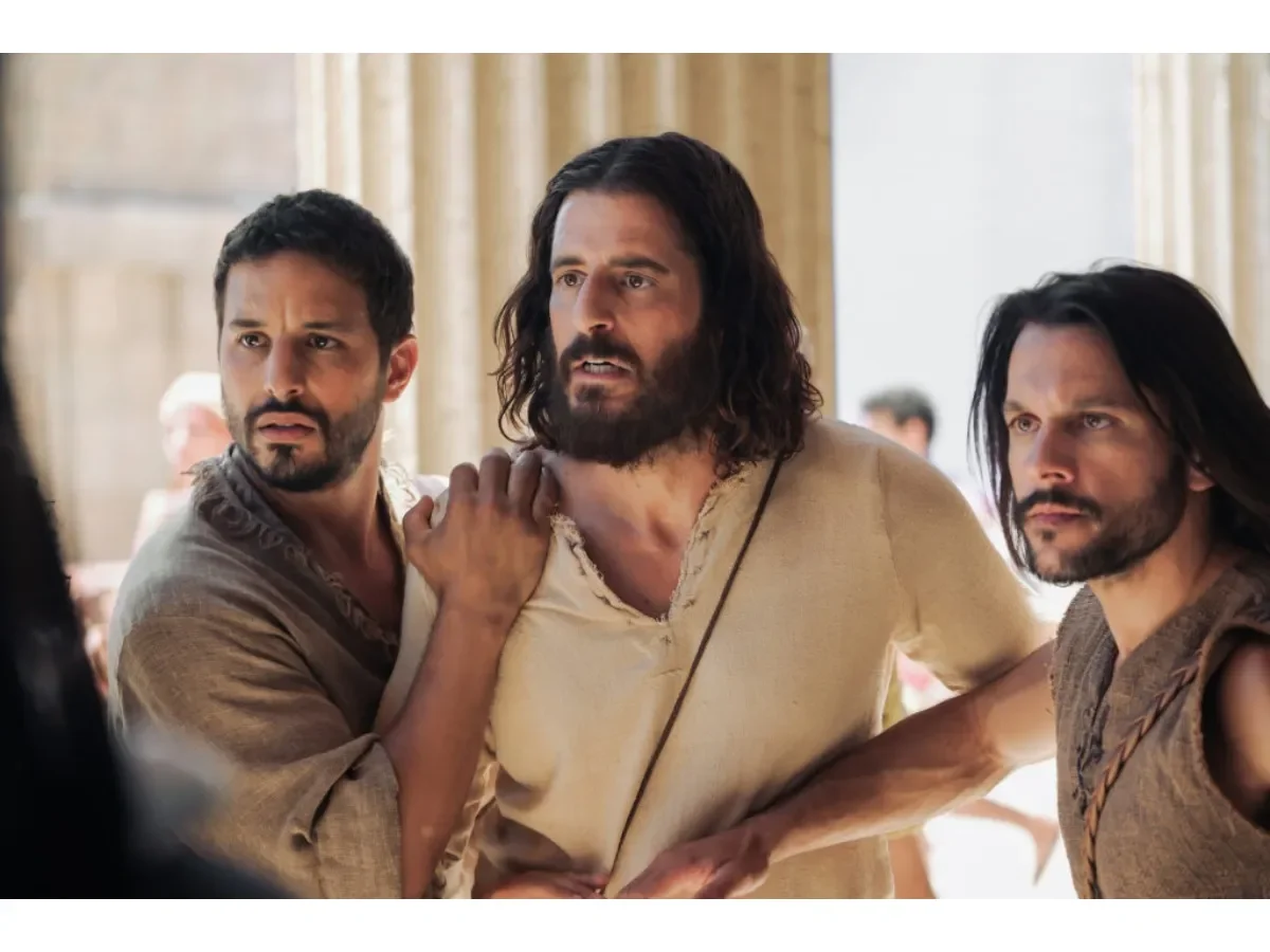 The Chosen presenta por primera vez a Jesús cargando la cruz en imagen oficial de su sexta temporada