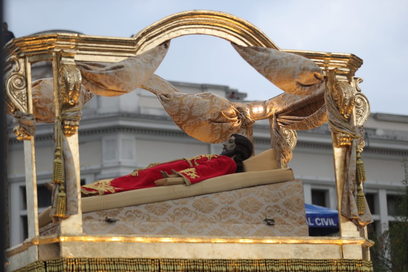 Procesión del Santo Cristo Yacente de El Calvario recorre el Centro Histórico bajo lluvia en Viernes Santo
