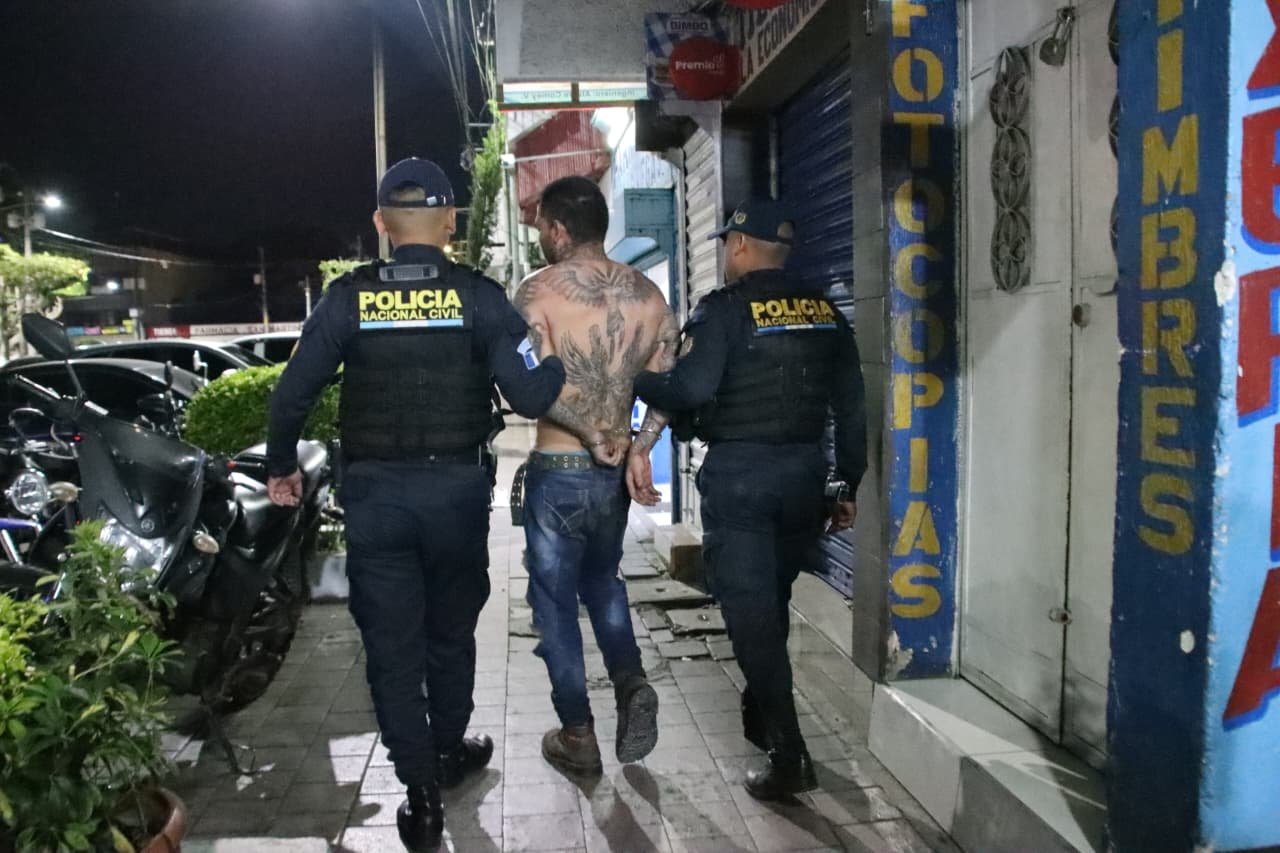 Rescatan a niño de 8 años retenido por su padre tras incendio y disparos en Villa Nueva
