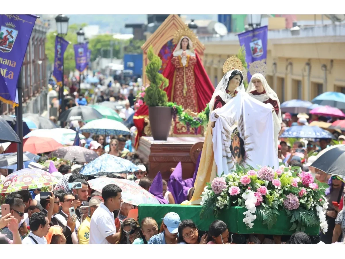 Fieles participan en tradicional viacrucis en el Centro Histórico de San Salvador durante Semana Santa Fieles participan en tradicional viacrucis en el Centro Histórico de San Salvador durante Semana Santa