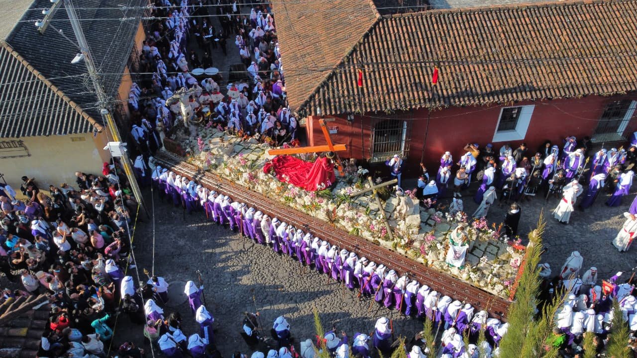 Jesús Nazareno de La Merced recorre Antigua Guatemala en solemne Viernes Santo 2026
