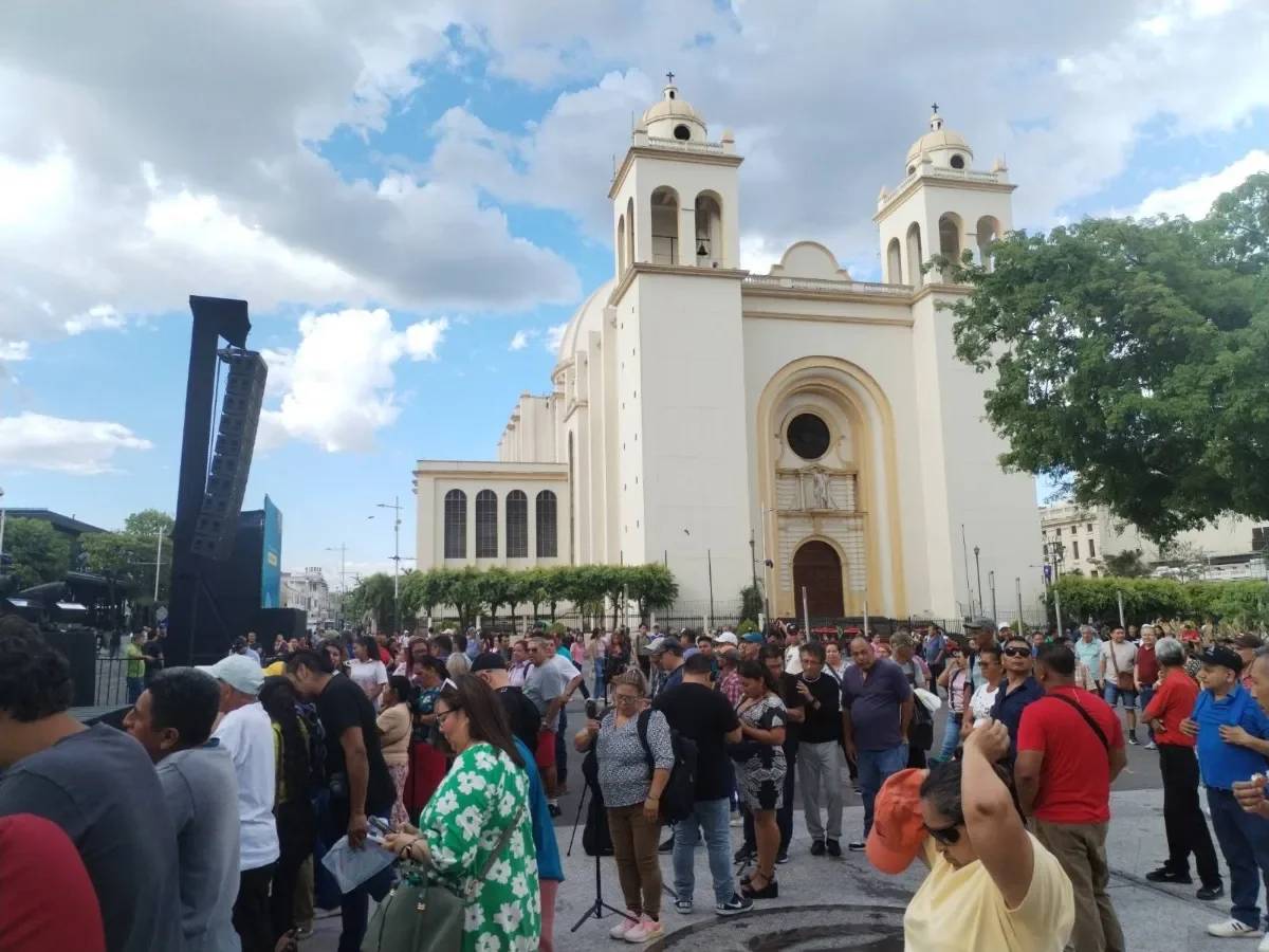 Vendedores ambulantes enfrentan desalojos y restricciones en el Centro Histórico de San Salvador