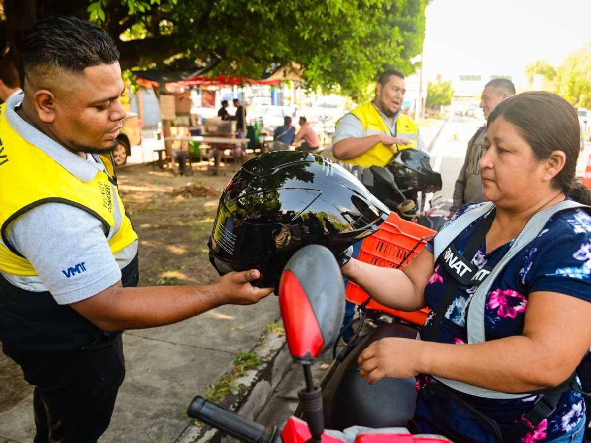 VMT entrega implementos de seguridad vial gratuitos en controles vehiculares durante Semana Santa