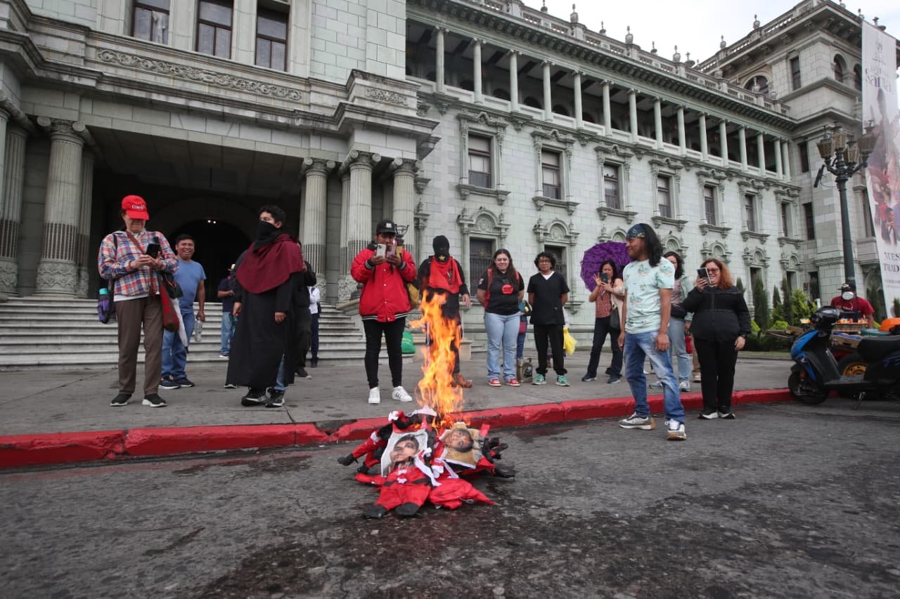 Cuerpos electorales de la USAC denuncian presunto fraude y convocan movilizaciones en Plaza de la Constitución