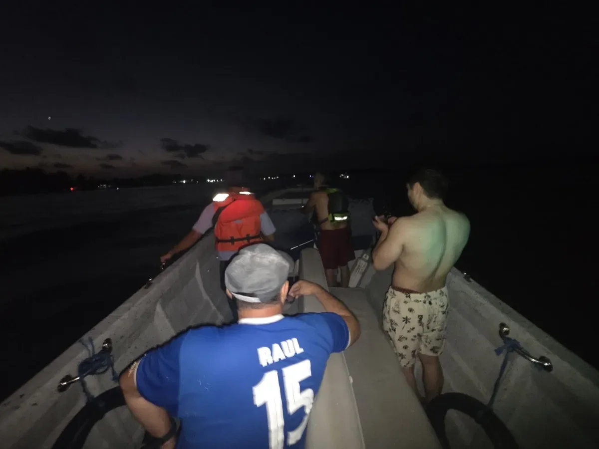 Rescatan a tres personas tras volcar embarcación en estero de Jaltepeque, La Paz