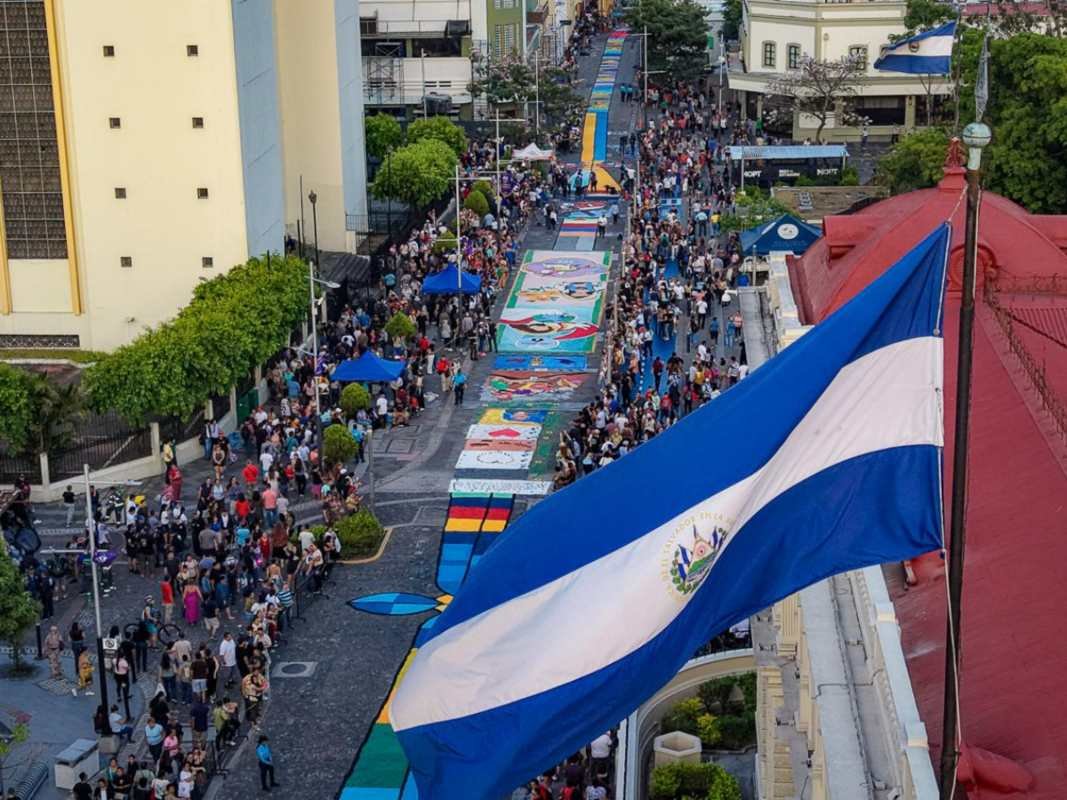Megaalfombra en San Salvador: el arte que transformó el Centro Histórico en Semana Santa