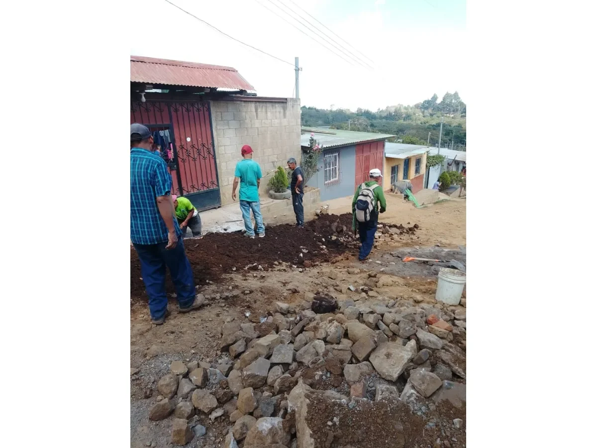 Vecinos de Ahuachapán reparan calle principal ante falta de mantenimiento municipal