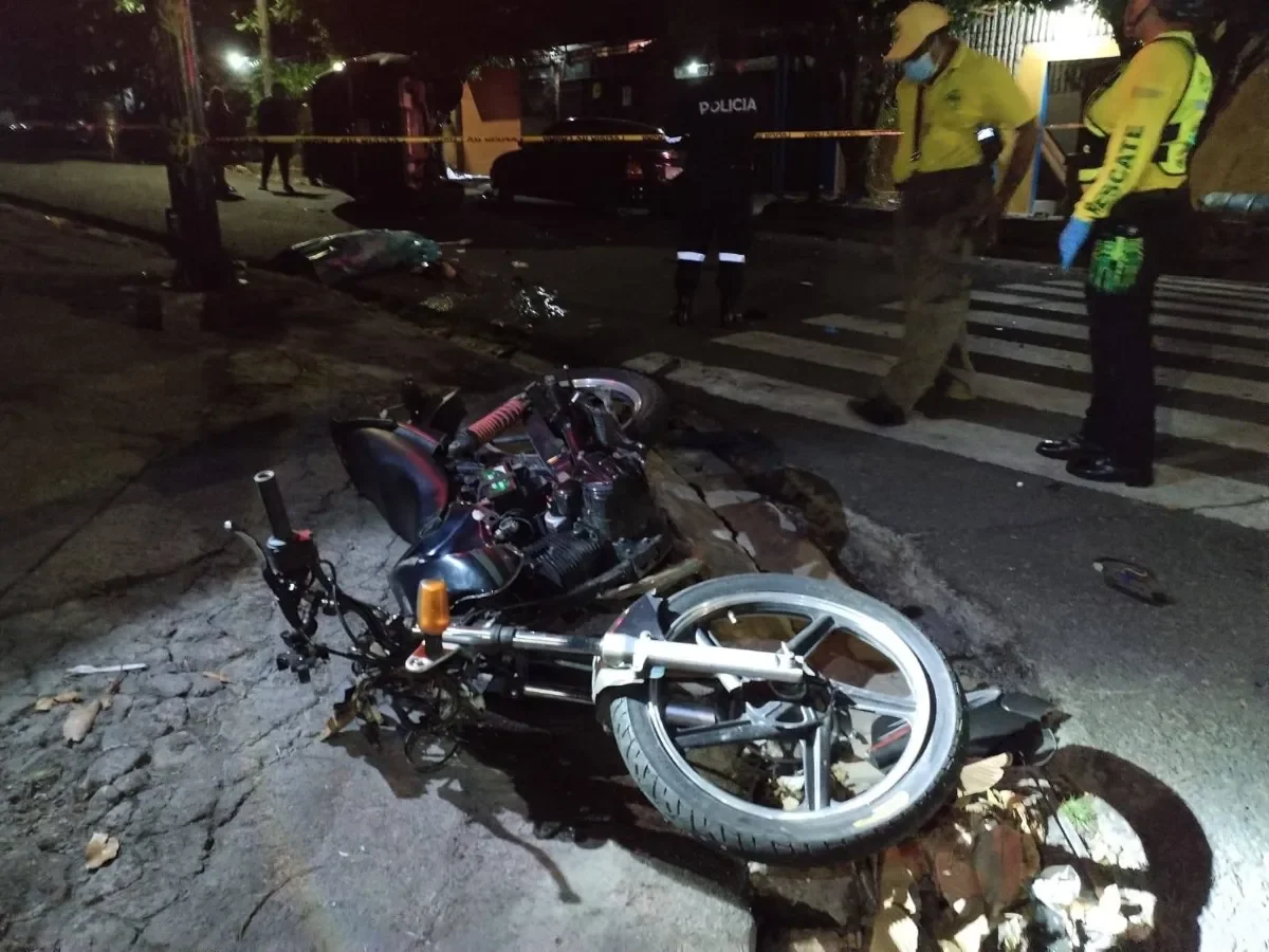 Motociclista fallece y tres personas resultan heridas en accidente vial en San Salvador